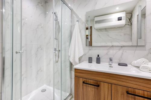 un bagno bianco con doccia e lavandino di Grand 3bed Burseley Terrace Fl8 Swieqi By Homely a Is-Swieqi