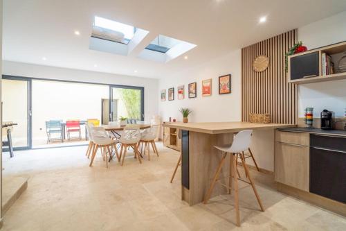 a kitchen and living room with a table and chairs at Maison de charme avec Piscine-Clim-Plage à 10min in Fleury