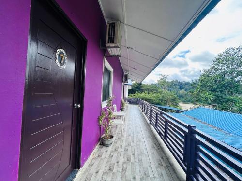 Μπαλκόνι ή βεράντα στο Taman Negara River View Lodge