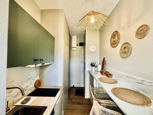 La salle de bains est pourvue de 2 lavabos et d'un comptoir. dans l'établissement Le VeRdO, private garden, 400m Gare, à Rennes