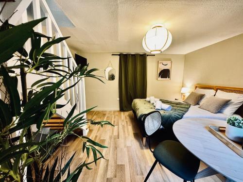 un salon avec un lit et un canapé dans l'établissement Le VeRdO, private garden, 400m Gare, à Rennes