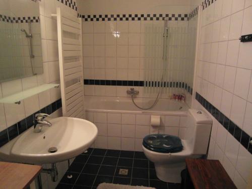 ein Badezimmer mit einem Waschbecken, einem WC und einer Badewanne in der Unterkunft Parra-dise in Den Haag