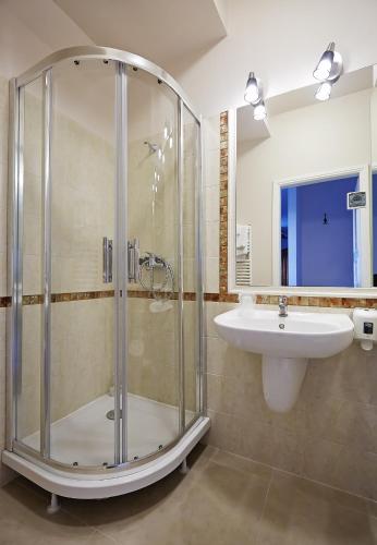 a bathroom with a shower and a sink at Hotel Pałac w Myślęcinku in Bydgoszcz