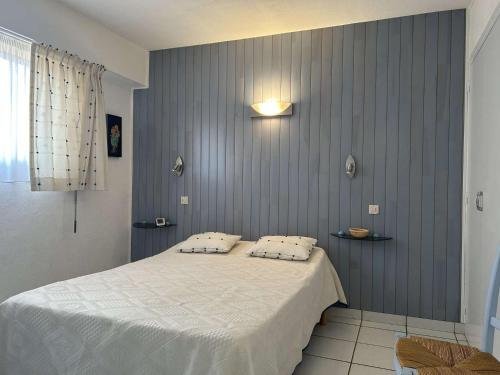 une chambre avec un lit avec deux oreillers dessus dans l'établissement Appt 2 pièces 4 couchages BANYULS SUR MER BN130-B82, à Banyuls-sur-Mer
