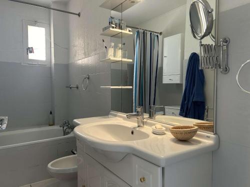 une salle de bain avec un lavabo, des toilettes et un miroir dans l'établissement Appt 2 pièces 4 couchages BANYULS SUR MER BN130-B82, à Banyuls-sur-Mer