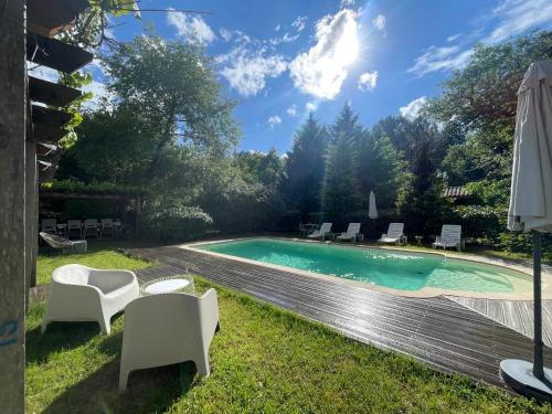 Bazén v ubytování Gîte familial en pleine nature- Domaine Temali nebo v jeho okolí