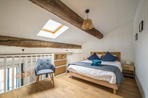 une chambre avec un lit et une chaise bleue dans l'établissement L'Apothicaire Proche des Halles, à Narbonne