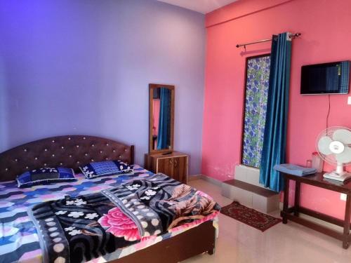 a bedroom with a bed and a window at HIll Queen Homestay Chaukori By StayApart in Chaukori