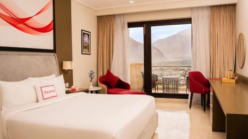 Postel nebo postele na pokoji v ubytování Ramada Resort by Wyndham Gilgit