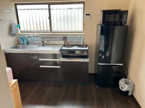 Una cocina o cocineta en 高島市一棟貸切 貸別荘グループファミリーok 大人数でご利用だとお得連泊がお得BBQ可能自転車無料利用可ペット可