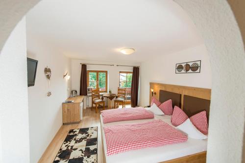 Postel nebo postele na pokoji v ubytování Gasthof Kienberg