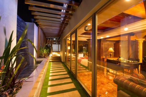 a hallway of a house with a bedroom and a desk at ホテルベノアリゾート in Kobe