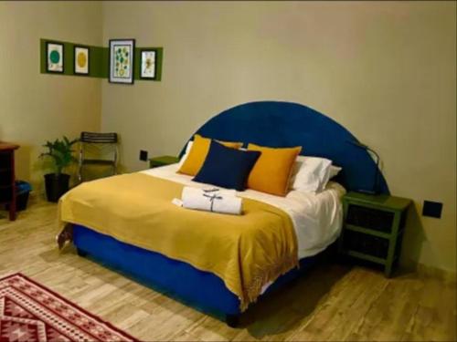 Postel nebo postele na pokoji v ubytování Seven Olives Guest Rooms