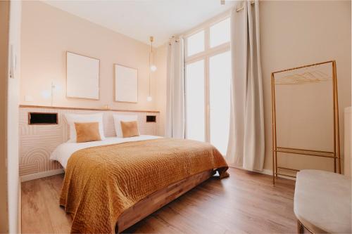 Ένα ή περισσότερα κρεβάτια σε δωμάτιο στο Central 2-Bedroom Apartment with Free Parking and High-Speed Wi-Fi