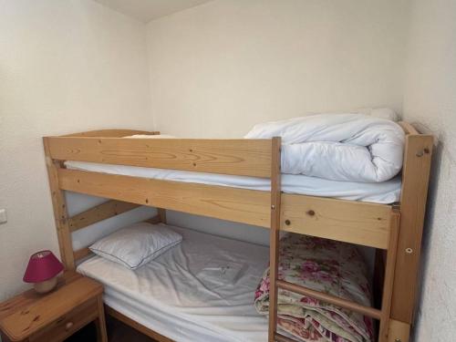 - un lit superposé avec 2 oreillers sur la couchette inférieure dans l'établissement Grand chalet équipé et calme avec parking à Cauterets - FR-1-812-124, à Cauterets