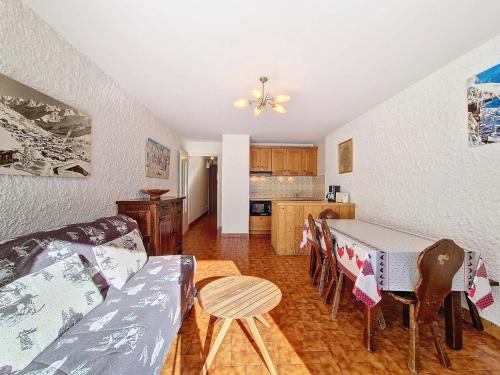 un salon avec un canapé et une table dans l'établissement Studio cosy La Clusaz, animaux admis, parking, 4 pers - FR-1-818-92, à La Clusaz