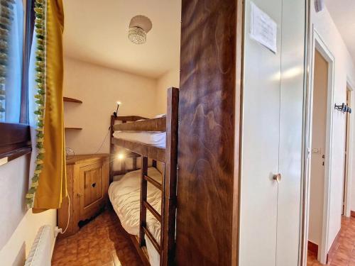 - une petite chambre avec des lits superposés et une échelle dans l'établissement Studio cosy La Clusaz, animaux admis, parking, 4 pers - FR-1-818-92, à La Clusaz