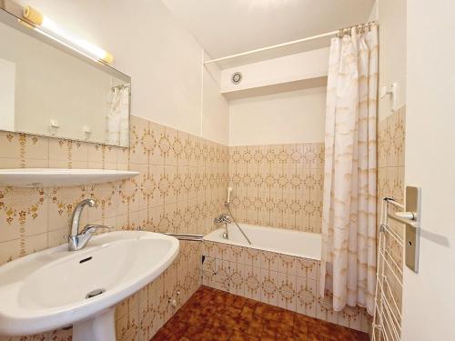 une salle de bain avec un lavabo et une baignoire dans l'établissement Studio cosy La Clusaz, animaux admis, parking, 4 pers - FR-1-818-92, à La Clusaz