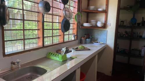 un bancone della cucina con lavandino e finestra di Moyo Mmoja Guesthouse a Bagamoyo