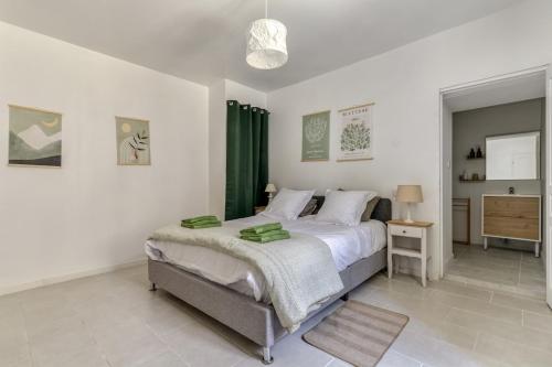 Postel nebo postele na pokoji v ubytování Le Cyperus Appartement avec Terrasse et Wifi