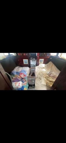 Une camionnette avec deux lits à l'arrière dans l'établissement vacances de rêve sur les vagues, à Gruissan