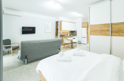 a hospital room with a bed and a desk at Alexandros in Giannitsa