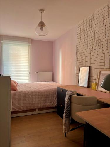 une chambre avec un lit, un bureau et une chaise dans l'établissement Chambre cosy et paisible, à Lille