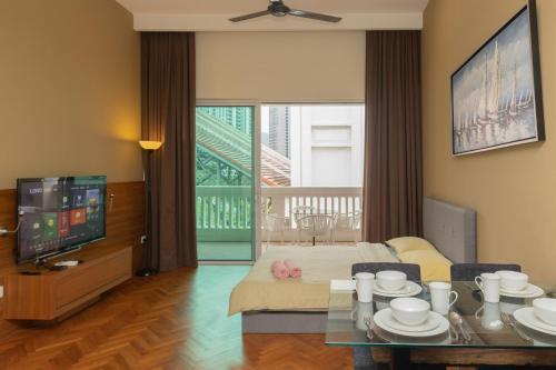 Телевизор и/или развлекательный центр в Straits Quay Waterside Suite, by BAYAN
