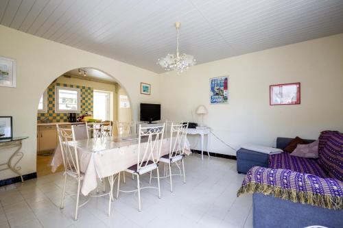 une salle à manger avec une table et des chaises dans l'établissement La maison du Bétey pour 4 à 5 personnes plage à 50 m, à Andernos-les-Bains