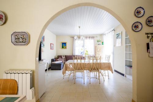 une salle à manger et un salon avec une table et des chaises dans l'établissement La maison du Bétey pour 4 à 5 personnes plage à 50 m, à Andernos-les-Bains