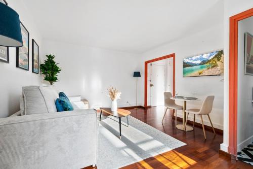 un salon avec un canapé et une table dans l'établissement Geranimus Versailles Hesperides, à Versailles