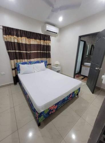 un letto grande in una stanza con una finestra di Alis786 Apartment a Lautoka