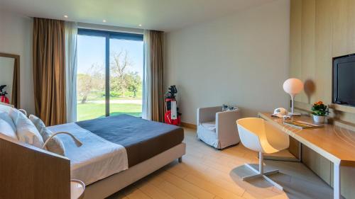 Postel nebo postele na pokoji v ubytování Isola di Albarella Golf Hotel