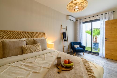 - une chambre avec un lit et un plateau de fruits dans l'établissement OIQIA • Burdigala, à Bordeaux