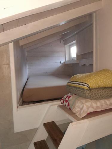 Cette chambre dispose de lits superposés et d'une fenêtre. dans l'établissement studio proche station ski, à Saint-Oyen