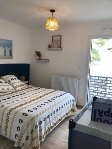 une chambre avec un grand lit et une fenêtre dans l'établissement Appartement cosy à 100m de la plage, à La Bernerie-en-Retz
