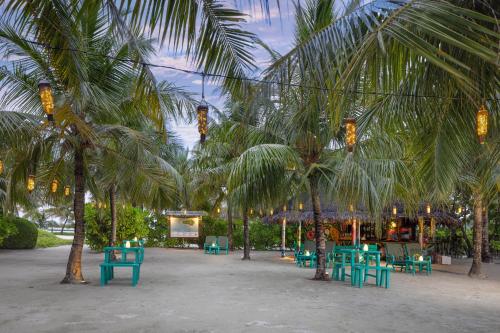 Κήπος έξω από το Adaaran Select Huduran Fushi - Free Dine around Premium All Inclusive 24 hours - 45 mins by Speedboat