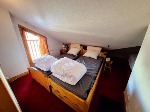 deux lits jumeaux dans une chambre avec fenêtre dans l'établissement Appartement duplex au centre de la station, à 20m des pistes, 7 pers, WIFI, parking gratuit - FR-1-755-27, à Aime La Plagne