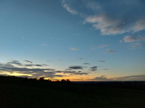 Východ nebo západ slunce při pohledu z bed and breakfast nebo okolí
