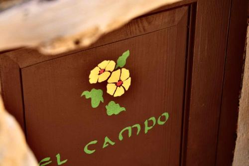 a wooden box with a picture of flowers on it at Torre de Arriba Casa Rural in Benimantell