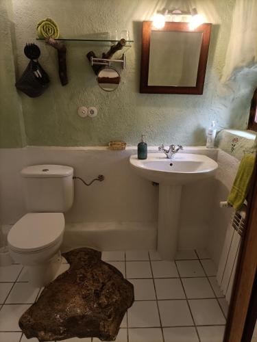 a bathroom with a toilet and a sink at Torre de Arriba Casa Rural in Benimantell