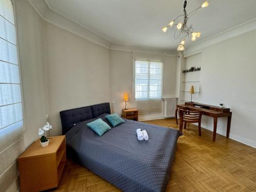 une chambre avec un lit et un bureau dans l'établissement Grand Palais 4P BOB1309, à Cannes