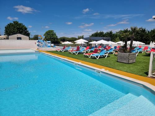 une piscine avec chaises longues et parasols dans l'établissement Villa 2 plages avec jacuzzi privée à 600m de la plage, à Saint-Palais-sur-Mer