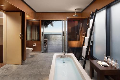 Koupelna v ubytování Adaaran Select Huduran Fushi - Free Dine around Premium All Inclusive 24 hours - 1 Child Stays Free between April 2025 to September 2025 - 45 mins by Speedboat