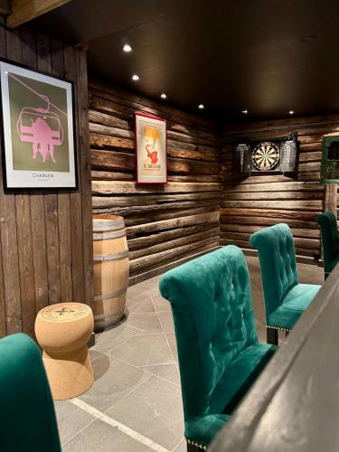 a waiting room with green chairs and a barrel at Skogstad Hotel - Unike Hoteller in Hemsedal