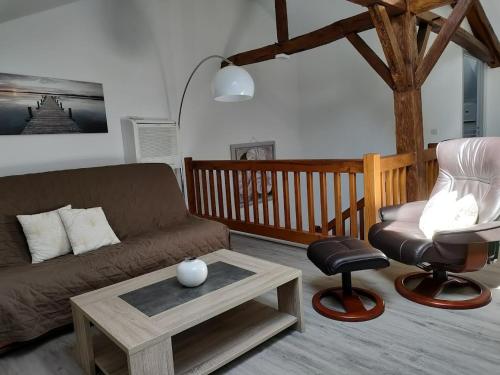 Ein Sitzbereich in der Unterkunft Au Jardin de Pagès Chambres d'Hôtes et Gîtes