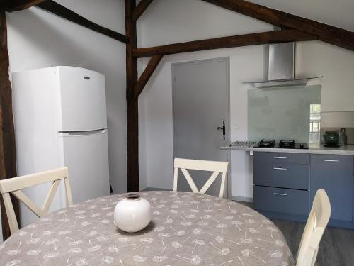 Küche/Küchenzeile in der Unterkunft Au Jardin de Pagès Chambres d'Hôtes et Gîtes