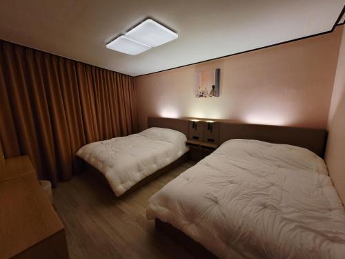 Postel nebo postele na pokoji v ubytování Seongsu HOT Place 3room