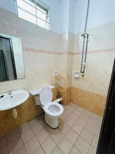 a bathroom with a toilet and a sink at Bayan Homestay Bayan Lepas Penang in Bayan Lepas