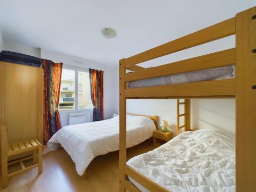 une chambre avec deux lits superposés et une fenêtre dans l'établissement Appartement avec balcon vue mer pour 6 personnes !, à Les Sables-dʼOlonne